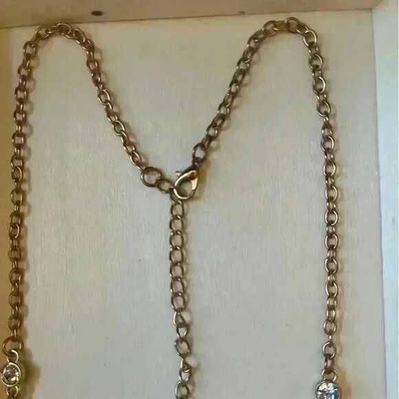 Crystal fashion statement necklace with gold tone chain - Picture 2 of 3